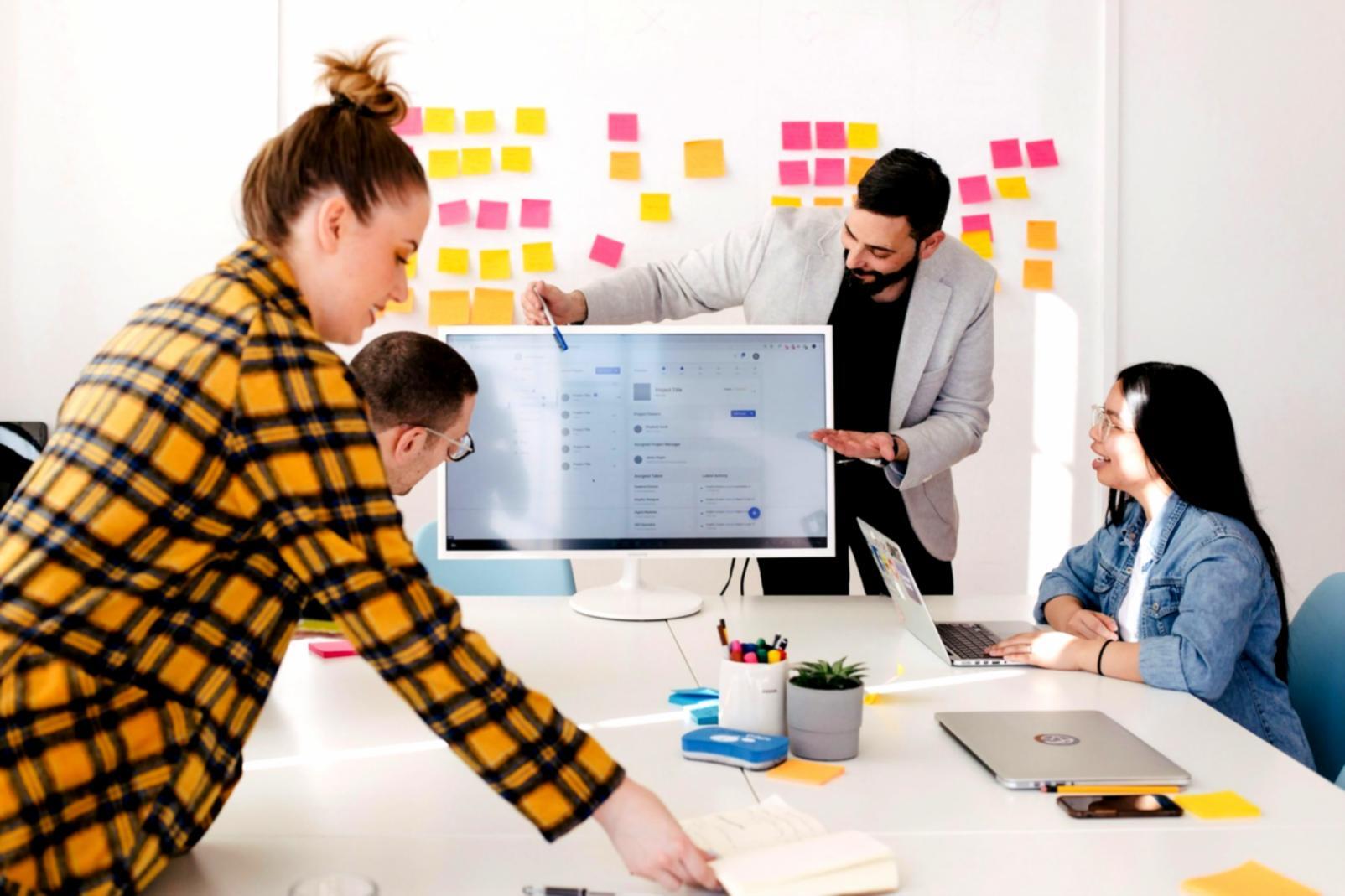 Espace de travail collaboratif avec écrans et tablettes